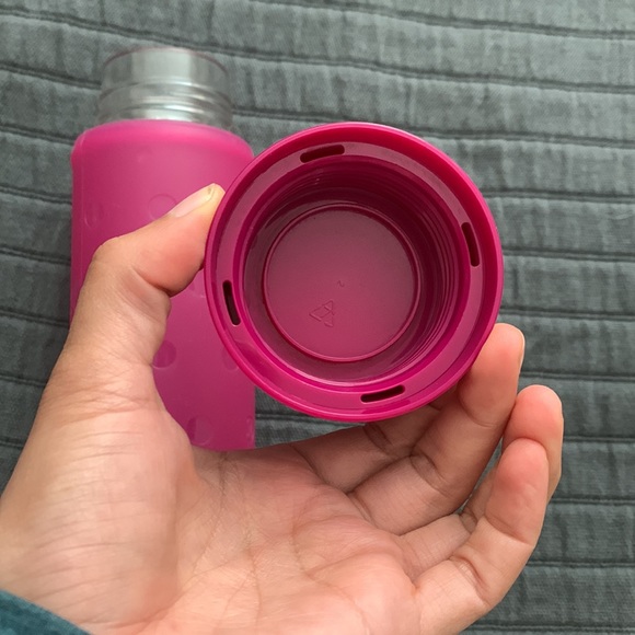 💯Auth lululemon athletics glass bottle magenta with silicone cover & screw top - Picture 6 of 7